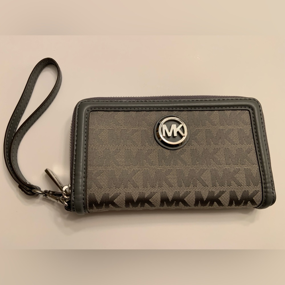 Michael Kors Zip Around Wallet/Wristlet NWOT